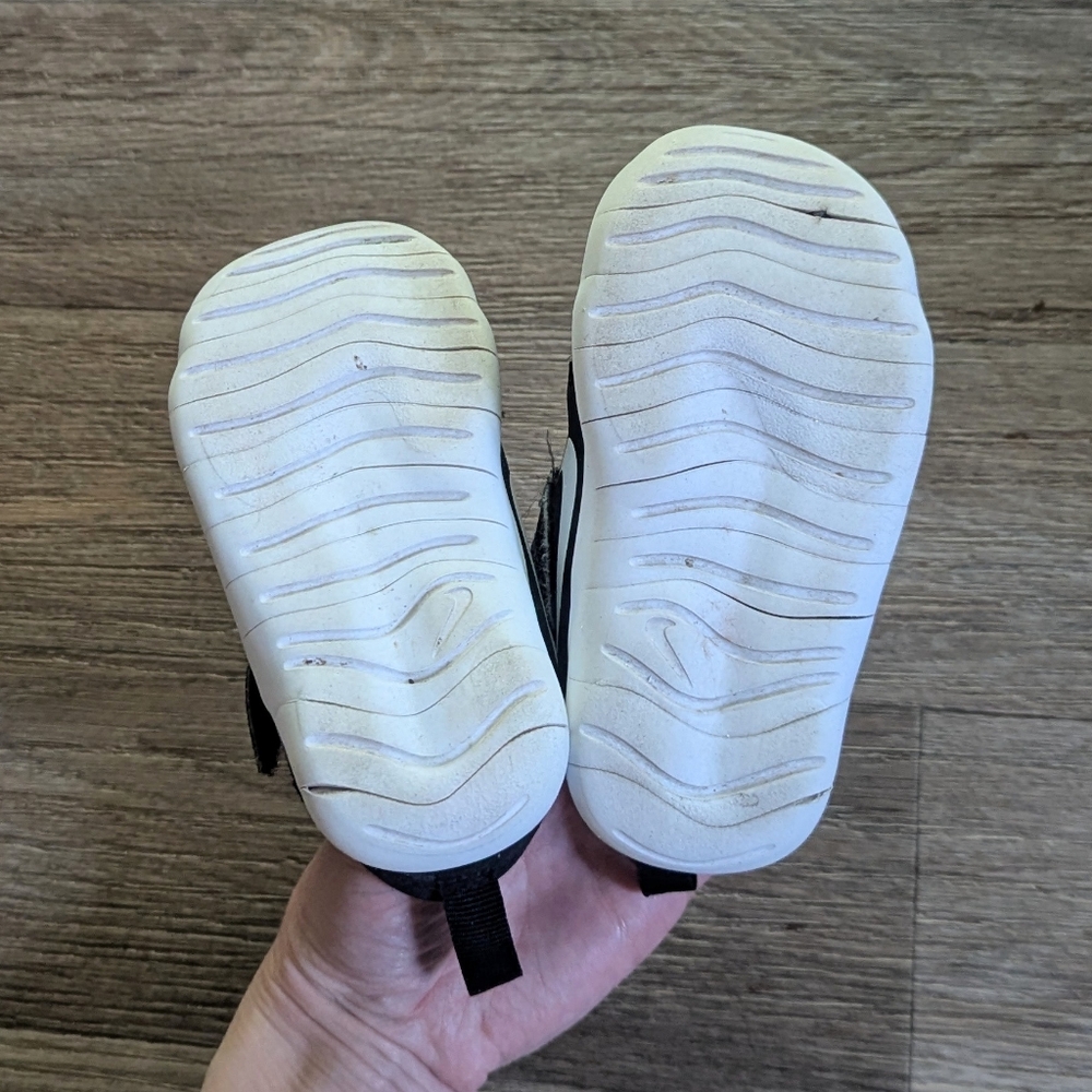 Nike Flex Control Youth Kids Black and White Sneakers Shoes Size 6 - Picture 6 of 7